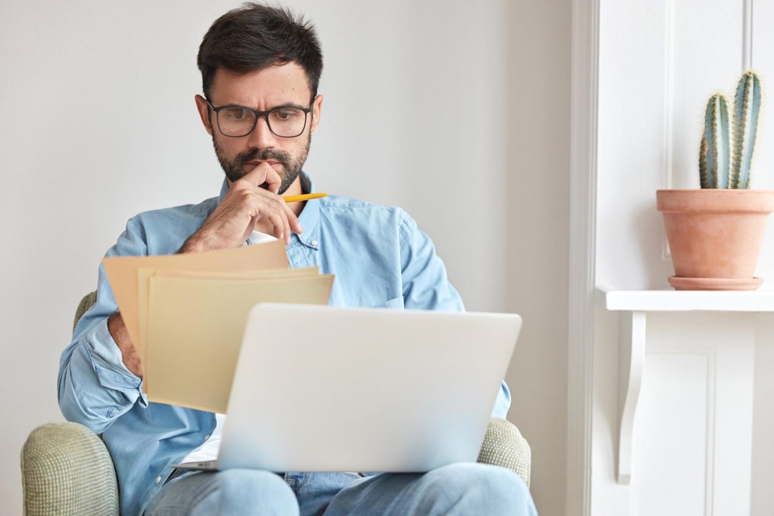 Finanzplanung Arbeitsplatz mit Dokumenten